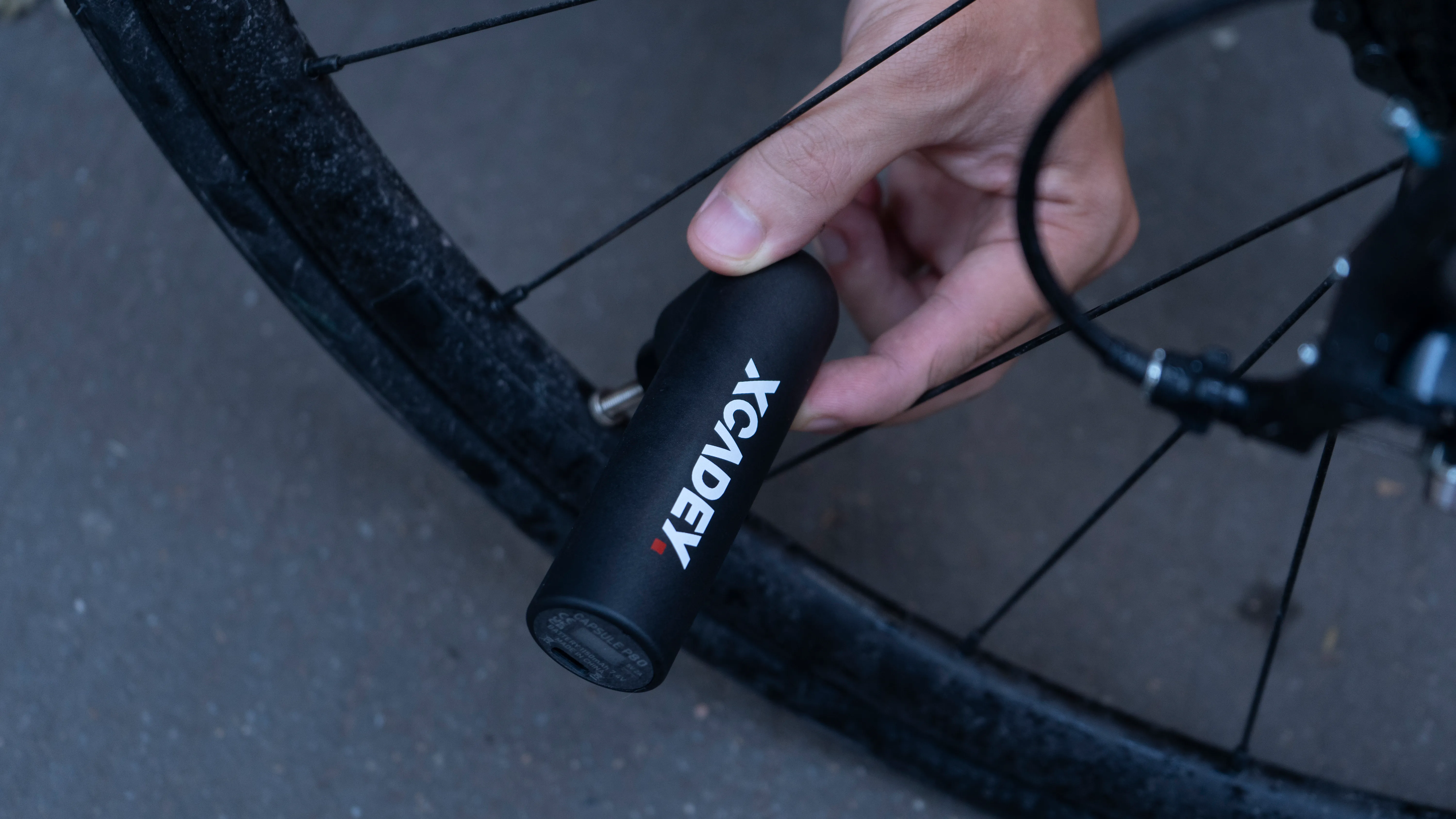 XCADEY CAPSULE P80 connected to a Presta valve