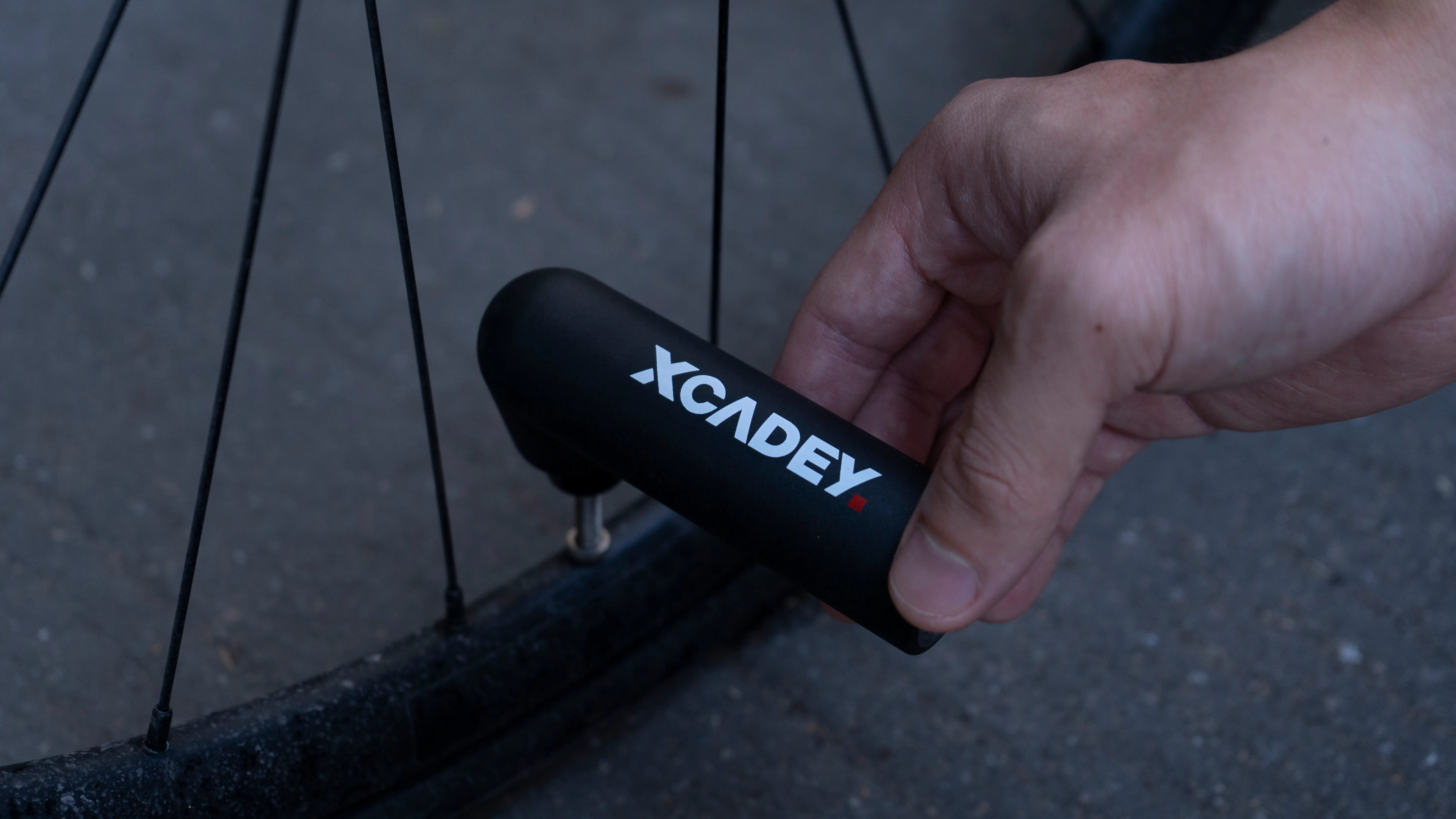 Connect CAPSULE P80 securely to the tire valve